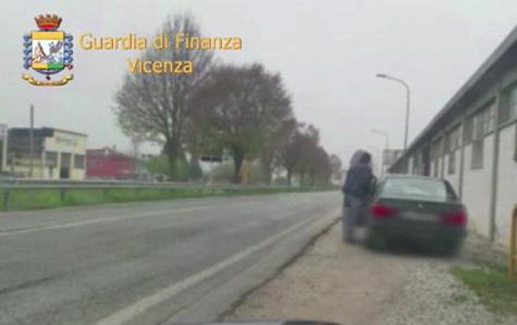 Vicenza, scoperto falso cieco: guidava un'auto di grossa cilindrata