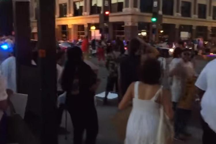Urla e caos, panico a Dallas dopo gli spari contro i poliziotti /Video