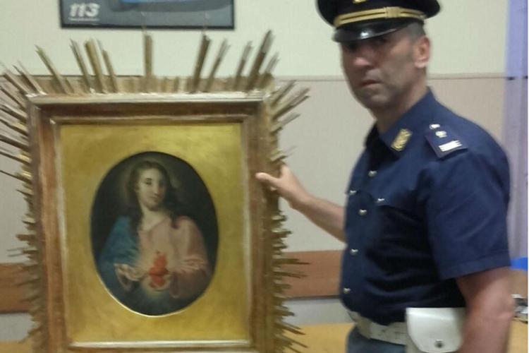 Roma, ruba in chiesa e scappa con un quadro sotto il braccio: arrestato