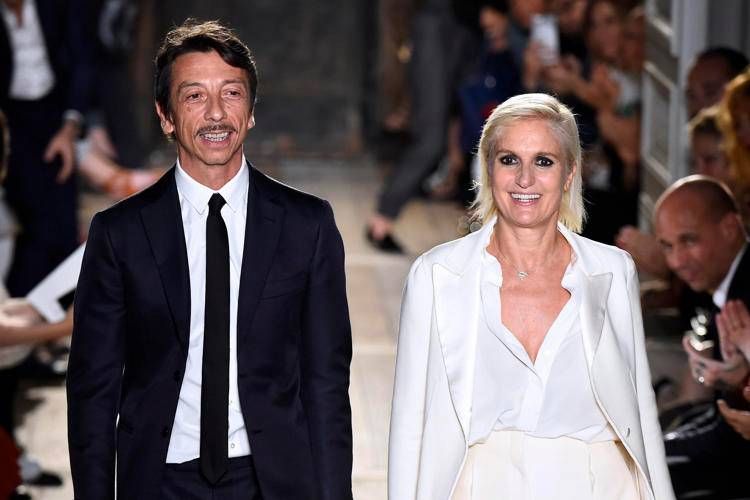 Pierpaolo Piccioli e Maria Grazia Chiuri ieri a Parigi nell'ultima sfilata di Haute Couture di Valentino (Afp) - AFP