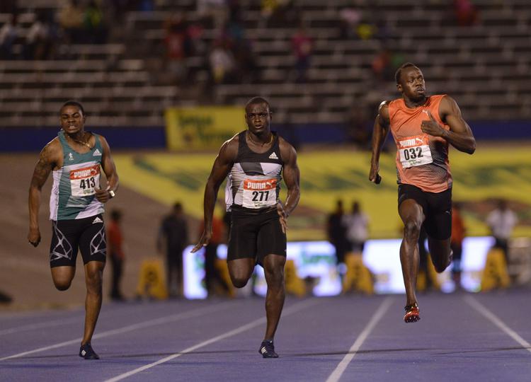 Usain Bolt vince la semifinale dei 100 ai trials giamaicani prima dello stop per un problema muscolare (foto AFP) - AFP