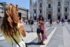 Turisti a Milano in Piazza Duomo (FOTOGRAMMA) - (FOTOGRAMMA)