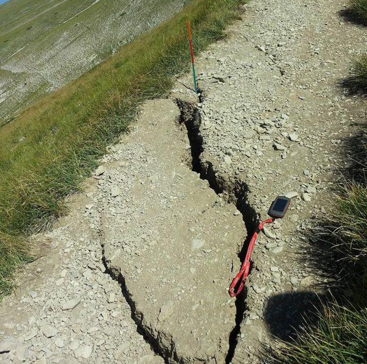 Linea di faglia proprio sul Monte Vettore - geologo Paolo Galli
