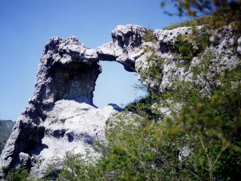 A Monte Cucco, in Umbria, è crollato un arco naturale di roccia. Si trova nella Valle delle Prigioni a 100 km in linea d'aria dall’epicentro.