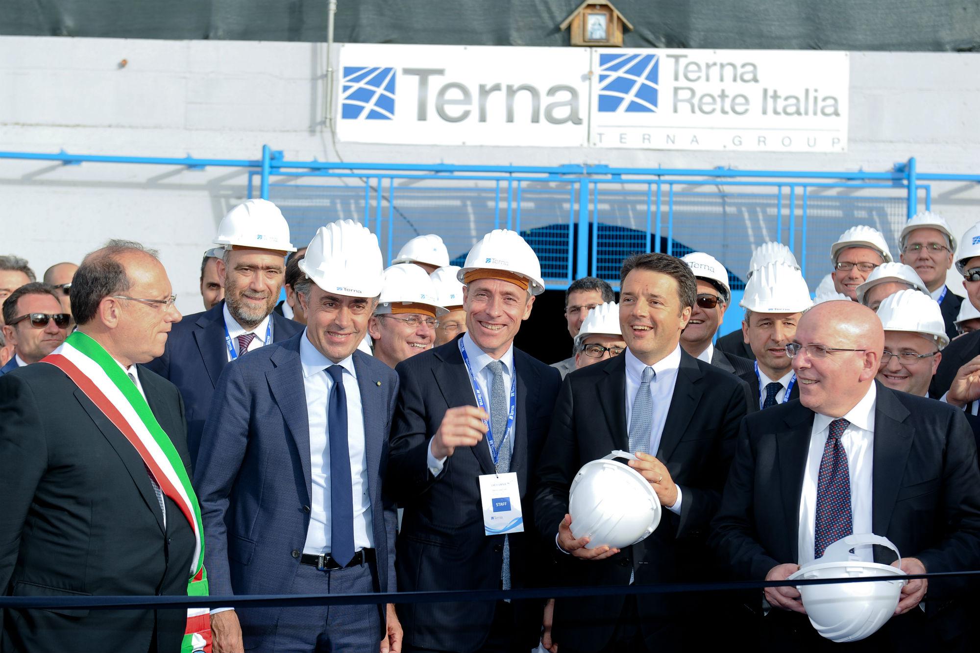 Il presidente del Consiglio Matteo Renzi all'inaugurazione del 'ponte elettrico' tra Sicilia e Calabria, il nuovo elettrodotto Sorgente-Rizziconi