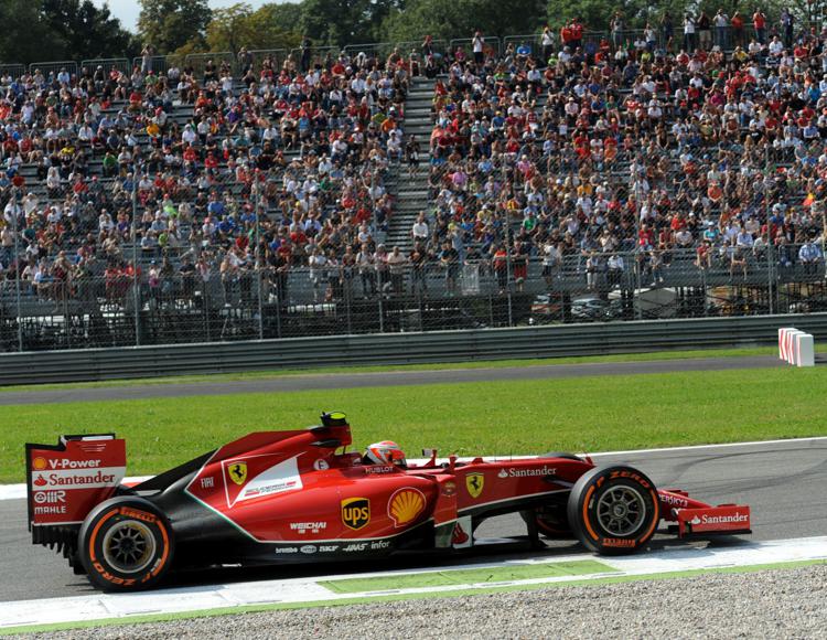 La Ferrari di Kimi Raikkonen in pista a Monza nell'edizione 2014 del Gp (Fotogramma) - FOTOGRAMMA