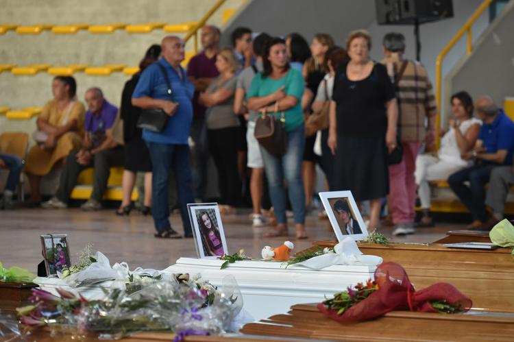 Ascoli Piceno, parenti in attesa dei funerali solenni delle vittime del terremoto (Afp)