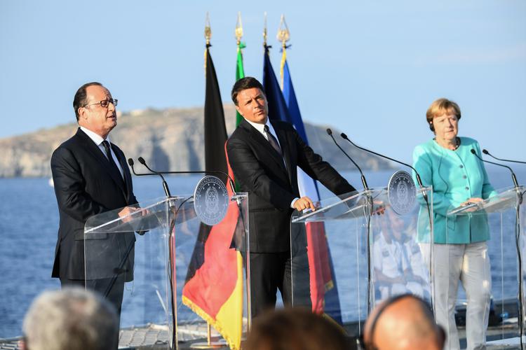 Hollande, Renzi e Merkel sulla Garibaldi a Ventotene (AFP PHOTO) - (AFP PHOTO)