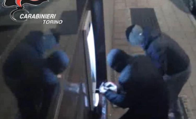 Torino, assalti a bancomat con esplosivo: sgominata banda della 'marmotta'