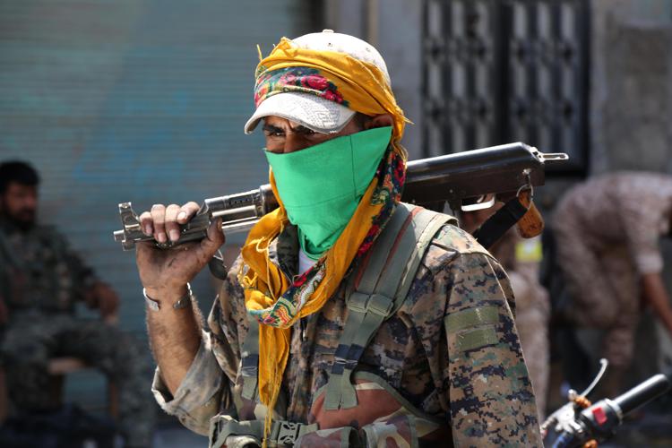 Miliziano delle Syrian Democratic Forces (Sdf) per le strade di Manbij (AFP PHOTO) - (AFP PHOTO)