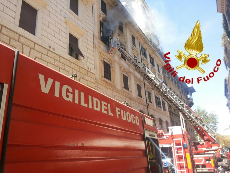 Roma: incendio in appartamento a via Paola, 65enne intossicato