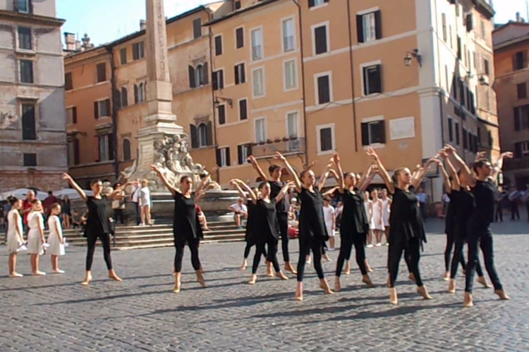 In ricordo di Hiroshima e Nagasaki, il Balletto di Roma danza in piazza del Pantheon