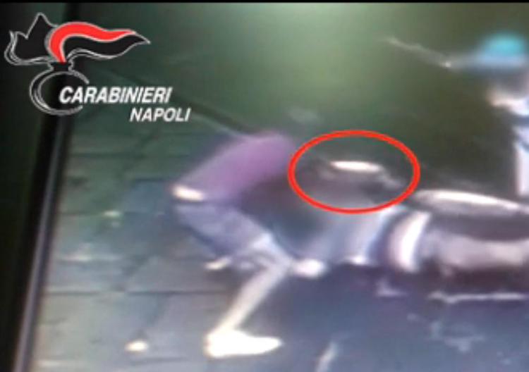 Napoli, rapina turista russo e gli sottrae il Rolex. Il video della violenta aggressione