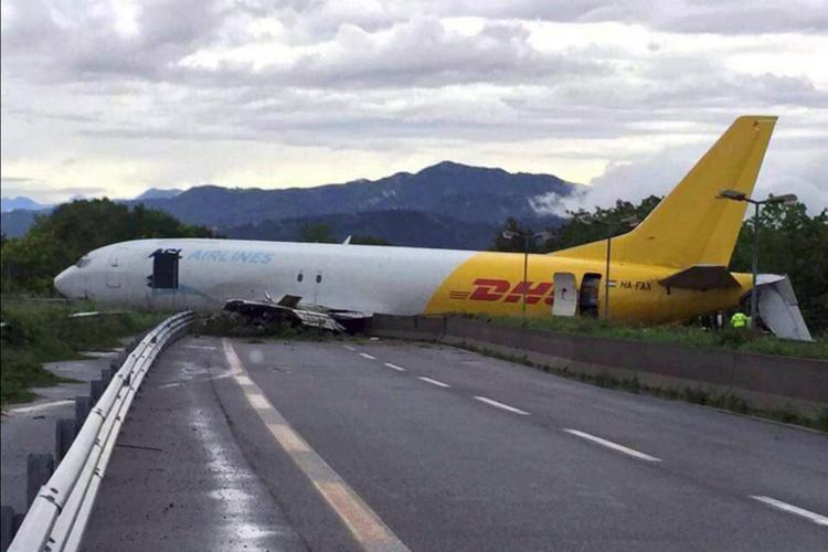 L'aereo DHL in atterraggio sfonda la rete della pista dell'Aeroporto di Orio al Serio e invade la superstrada (Twitter/Fotogramma) - FOTOGRAMMA
