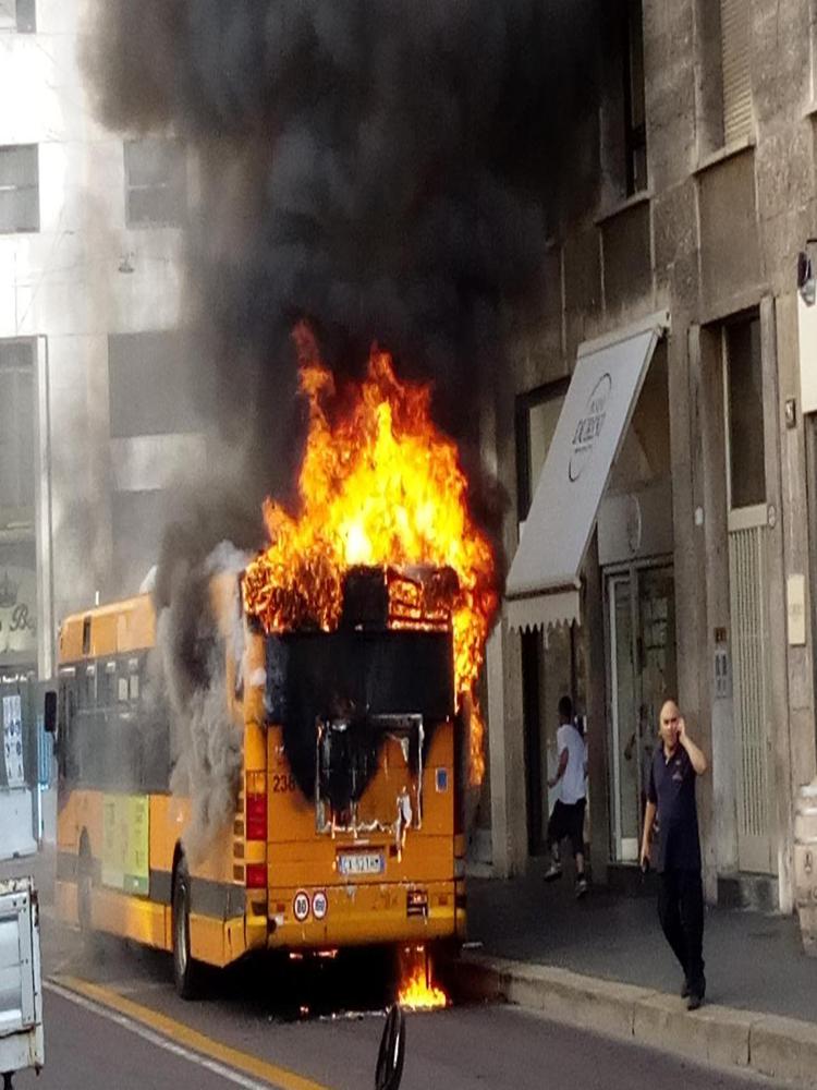 Milano, autobus in fiamme: nessun ferito