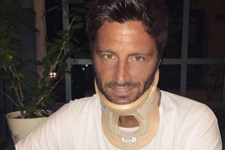 Filippo Bisciglia con il collarino cervicale (foto da Instagram)