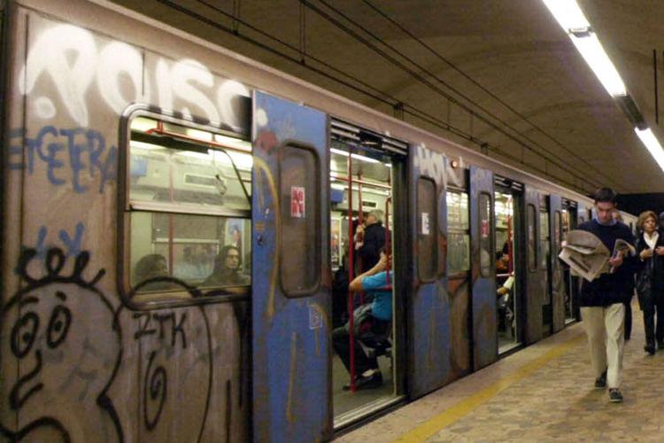 Roma, resta incastrata tra le porte della metro: grave donna