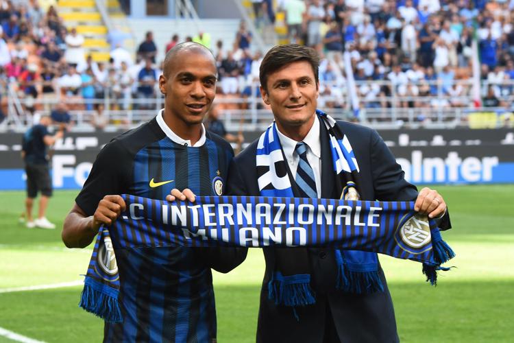 Il centrocampista Joao Mario con il vicepresidente dell'Inter Xavier Zanetti  - AFP