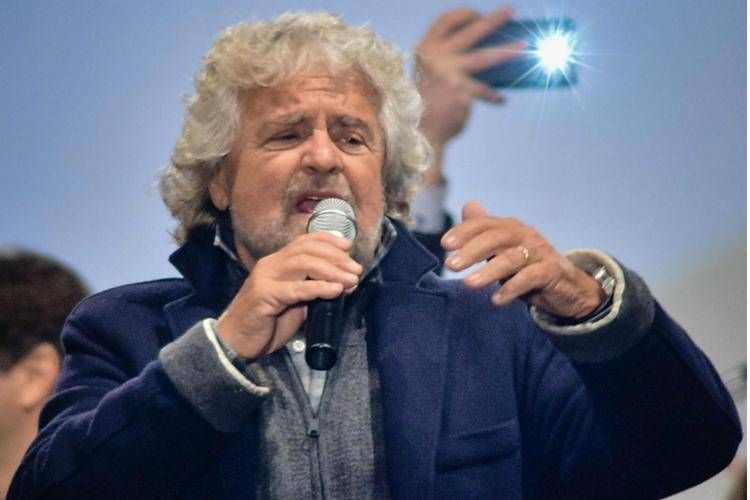 M5S, Grillo lascia Palermo ma prima mangia panino con milza /Video