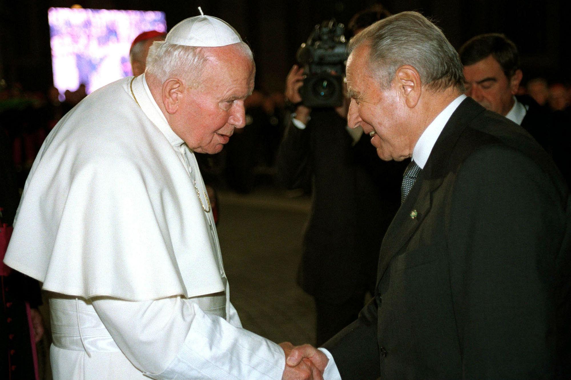 Con Papa Giovanni Paolo II (Foto Afp)