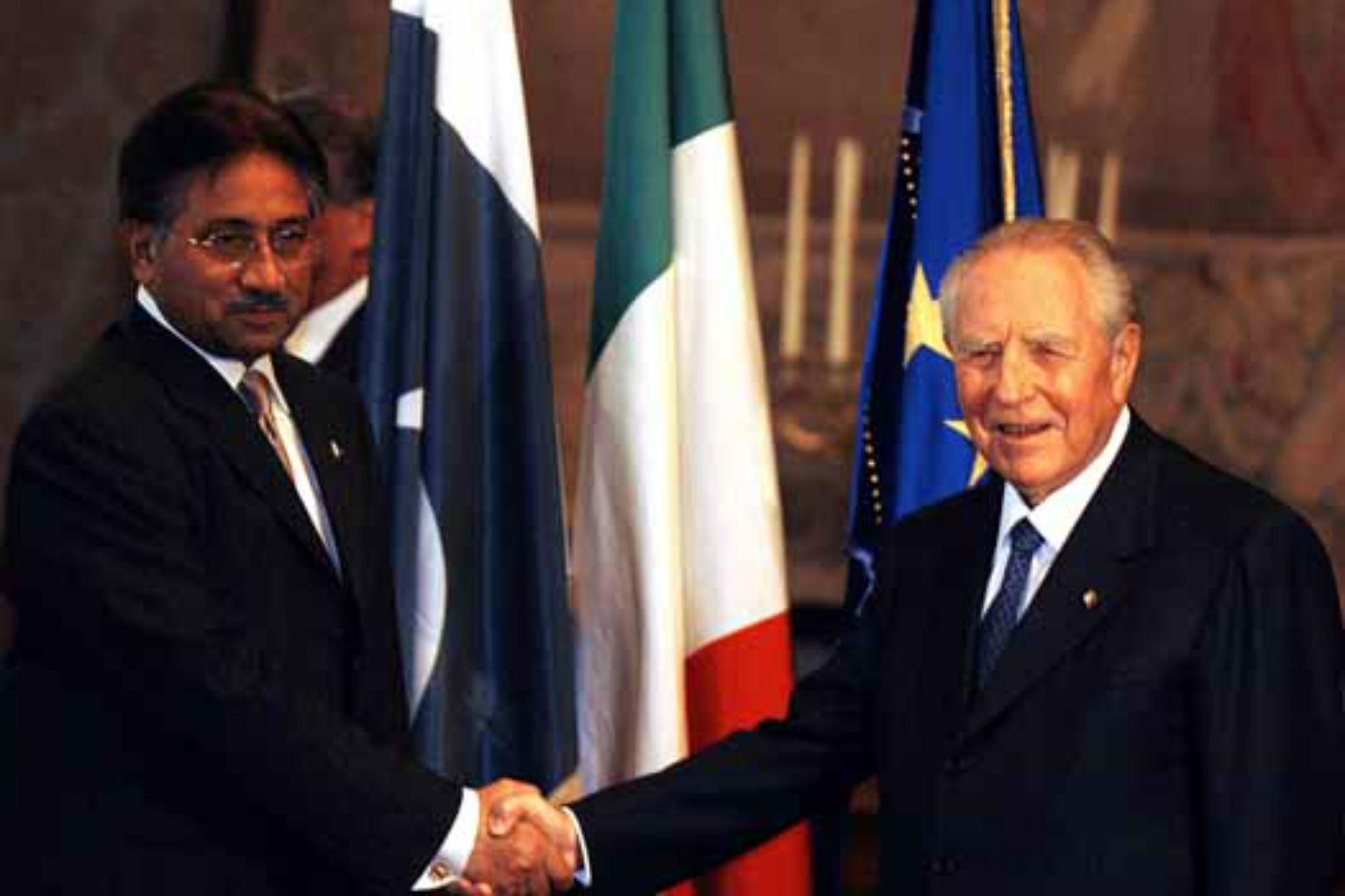 Con Musharraf  (Foto Adnkronos)