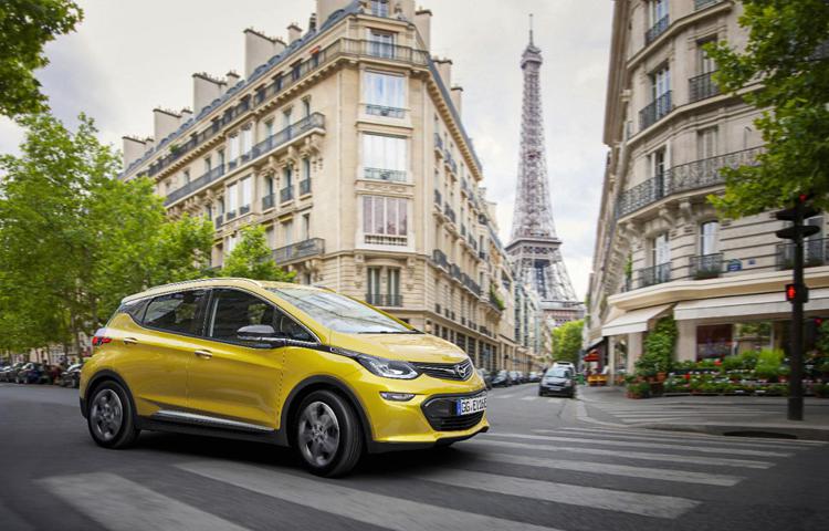 Opel a Parigi con l'Ampera-e, elettrica record con 500 km di autonomia
