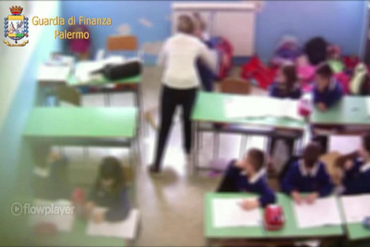 Schiaffi e calci ai bambini, tre maestre in manette a Palermo /Video
