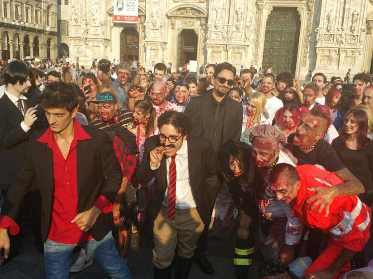 La zombie walk in sosta davanti al Duomo di Milano