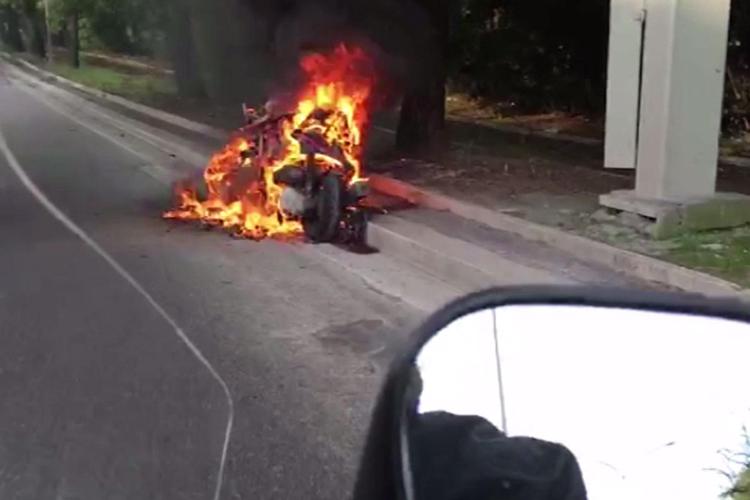 Scooter in fiamme sulla Tangenziale di Roma, nessun ferito /Video