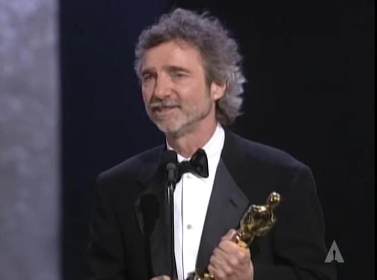 Il regista e sceneggiatore Curtis Hanson premiato nel 1997 con l'Oscar per la Migliore sceneggiatura non originale (Youtube /Oscars)