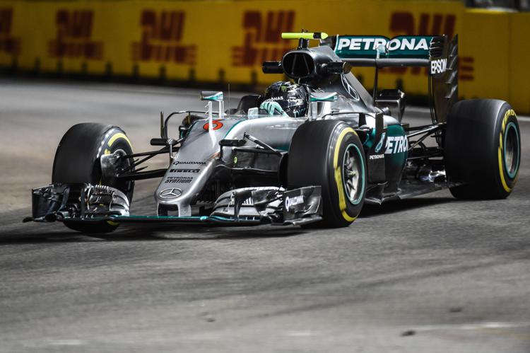 La Mercedes AMG Petronas F1 del tedesco Nico Rosberg a Singapore - AFP