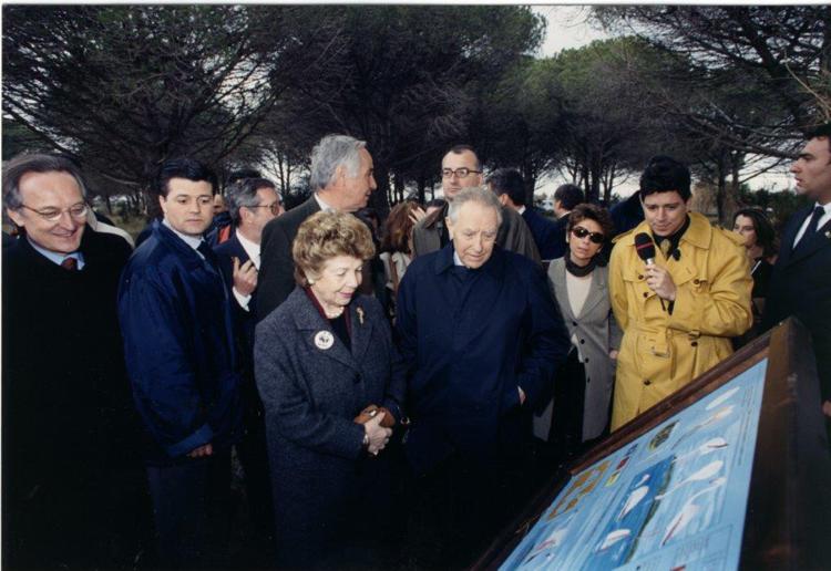 Carlo Azeglio Ciampi, insieme al Presidente onorario del Wwf Italia, Fulco Pratesi, in visita all’Oasi di Orbetello per la Giornata Oasi del 2000