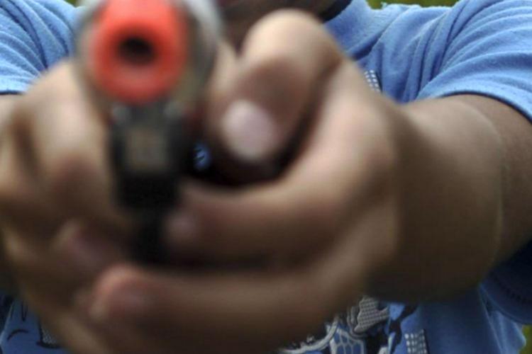 Pistola giocattolo nelle mani di un ragazzino, immagine di repertorio (Xinhua)