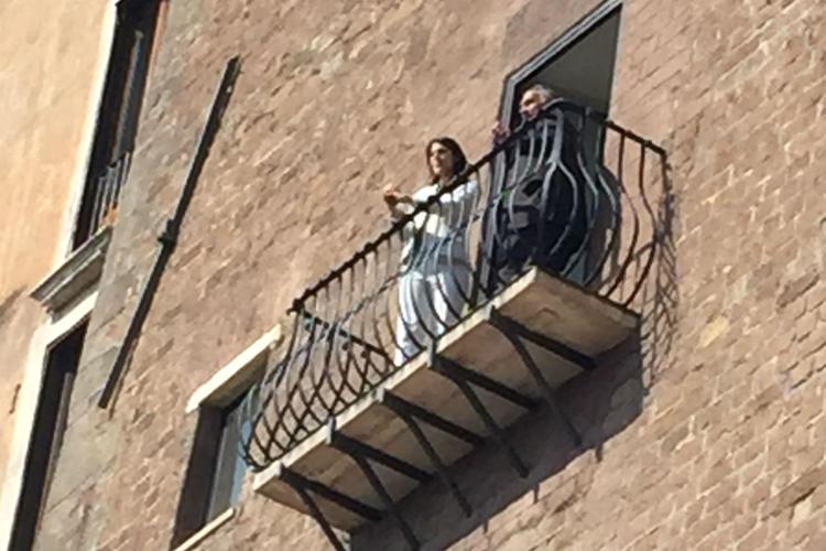 Virginia Raggi e James Pallotta sul balcone dell'ufficio della sindaca in Campidoglio (Foto AdnKronos)