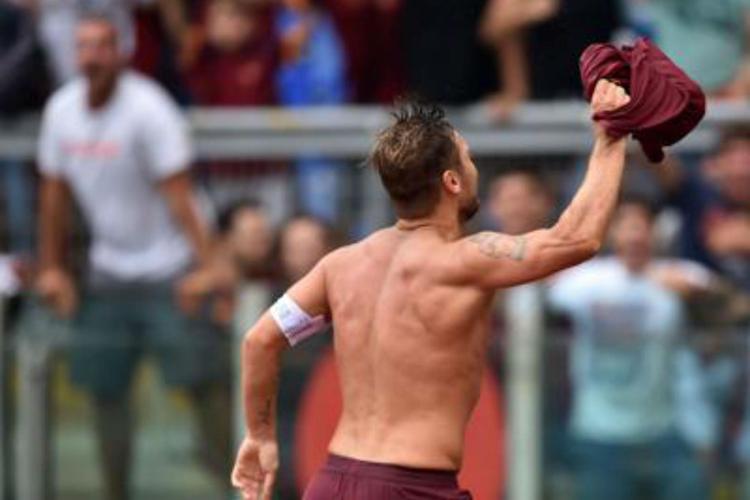 Francesco Totti sotto la curva della Roma dopo il gol del 3-2 alla Sampdoria (Foto AFP) - (AFP)