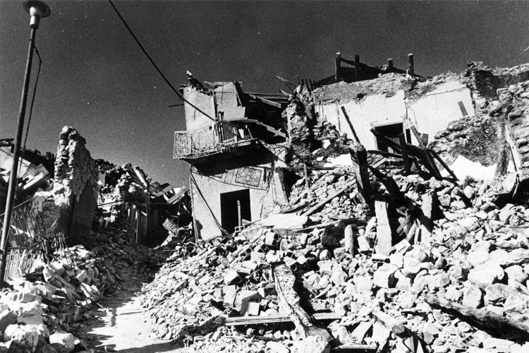 Terremoto  dell'Irpinia, Sant'Angelo dei Lombardi (Foto Fotogramma, 1980)