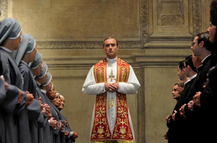 Jude Law sul set di 'The Young Pope' di Paolo Sorrentino