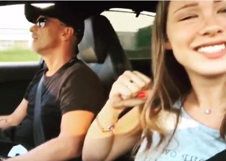 Duetto Ramazzotti, Aurora canta in auto con papà Eros /Video