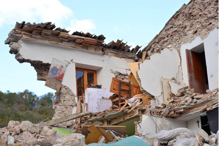 Un'abitazione di Visso dopo il terremoto del 26 ottobre (Fotogramma)