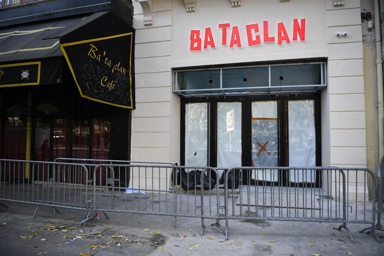 La nuova insegna del Bataclan a Parigi (Afp)  - AFP