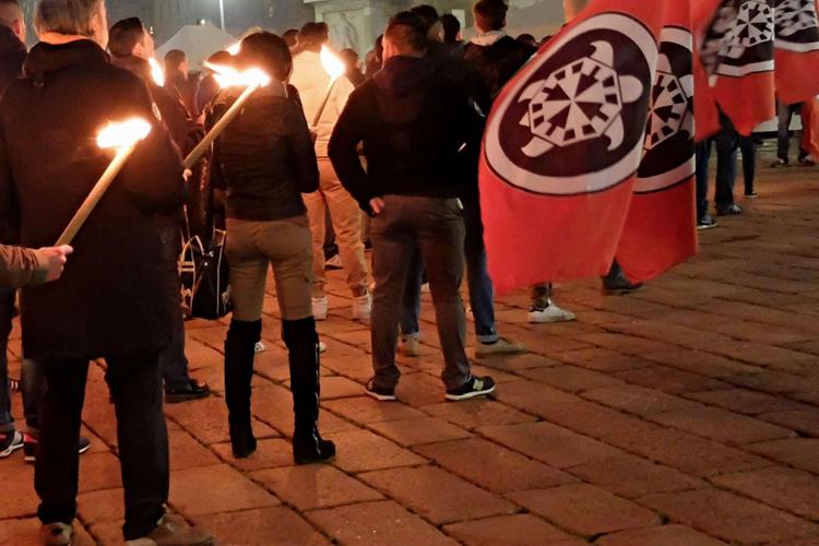 Far-right extremists cleared over fascist salute