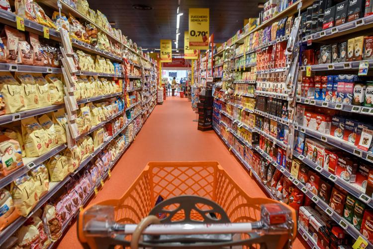 Spesa al supermercato (Claudio Furlan, MILANO - 2016-10-25) p.s. la foto e' utilizzabile nel rispetto del contesto in cui e' stata scattata, e senza intento diffamatorio del decoro delle persone rappresentate - FOTOGRAMMA