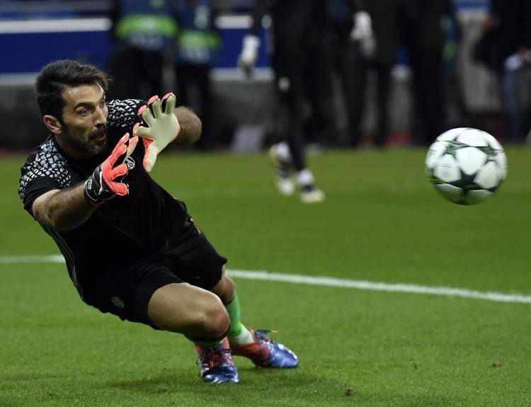 Il portiere della Juventus, Gianluigi Buffon, durante la partita di Champions contro l'Olympique Lyonnais (AFP PHOTO) - (AFP PHOTO)