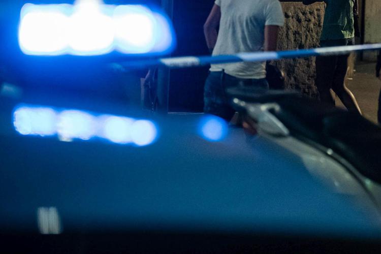 Latina, le sparano mentre è seduta in poltrona: denunciato il vicino, maneggiava una pistola