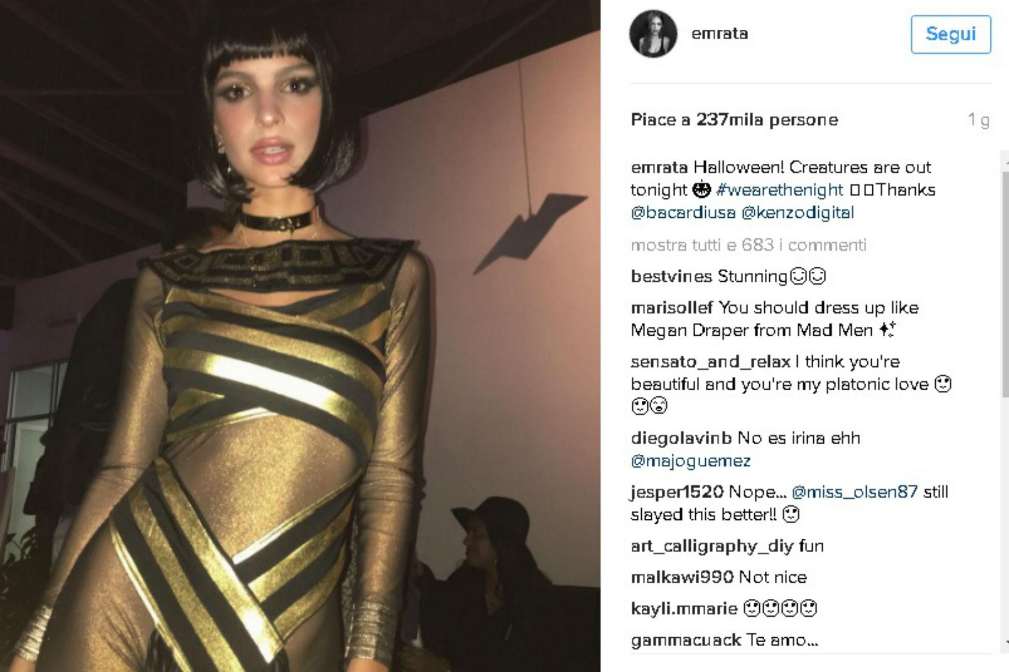 La modella americana Emily Ratajkowski, fasciata in una tuta second skin, si trasforma in una Cleopatra supersexy