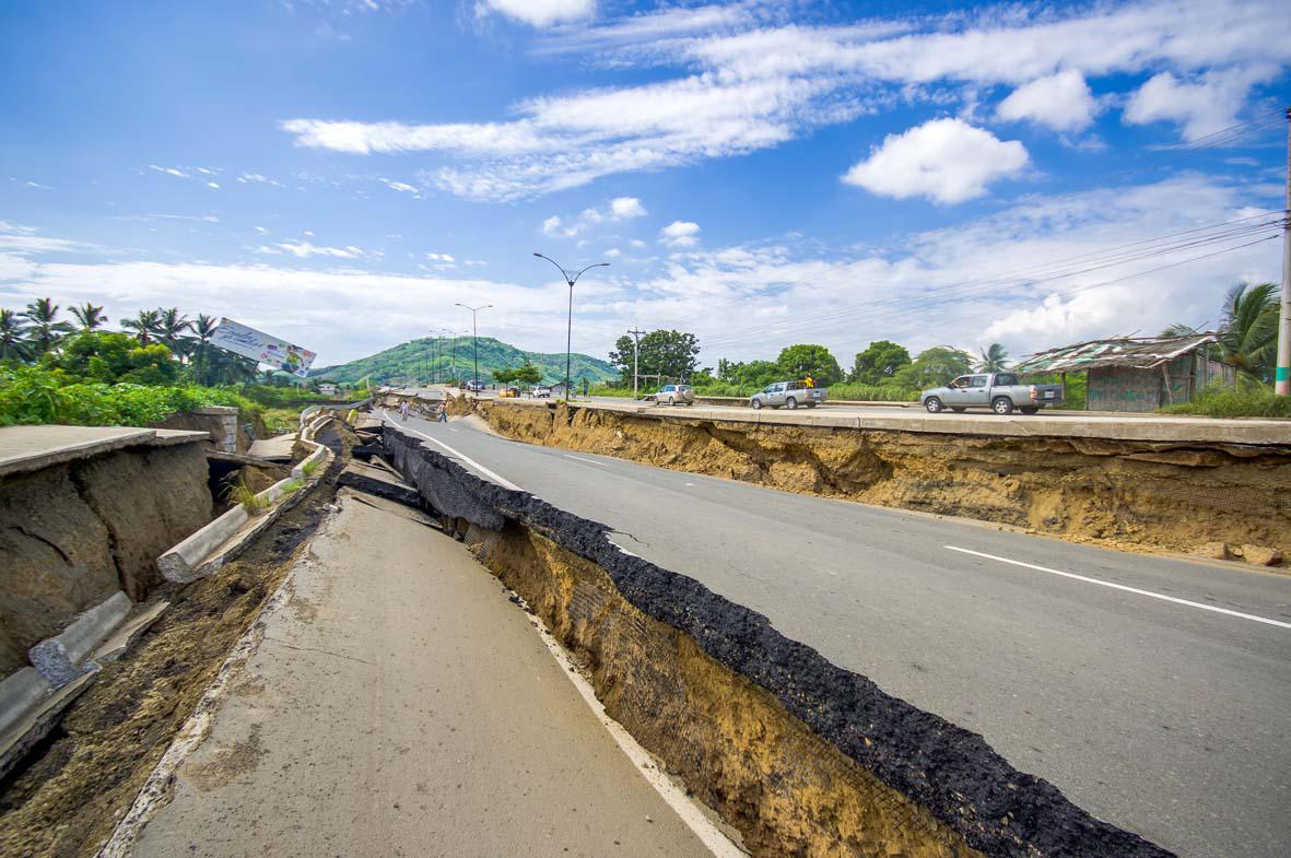 Shutterstock, effetti del terremoto sul manto stradale in Ecuador (Foto di Marco Carlo Stoppato)