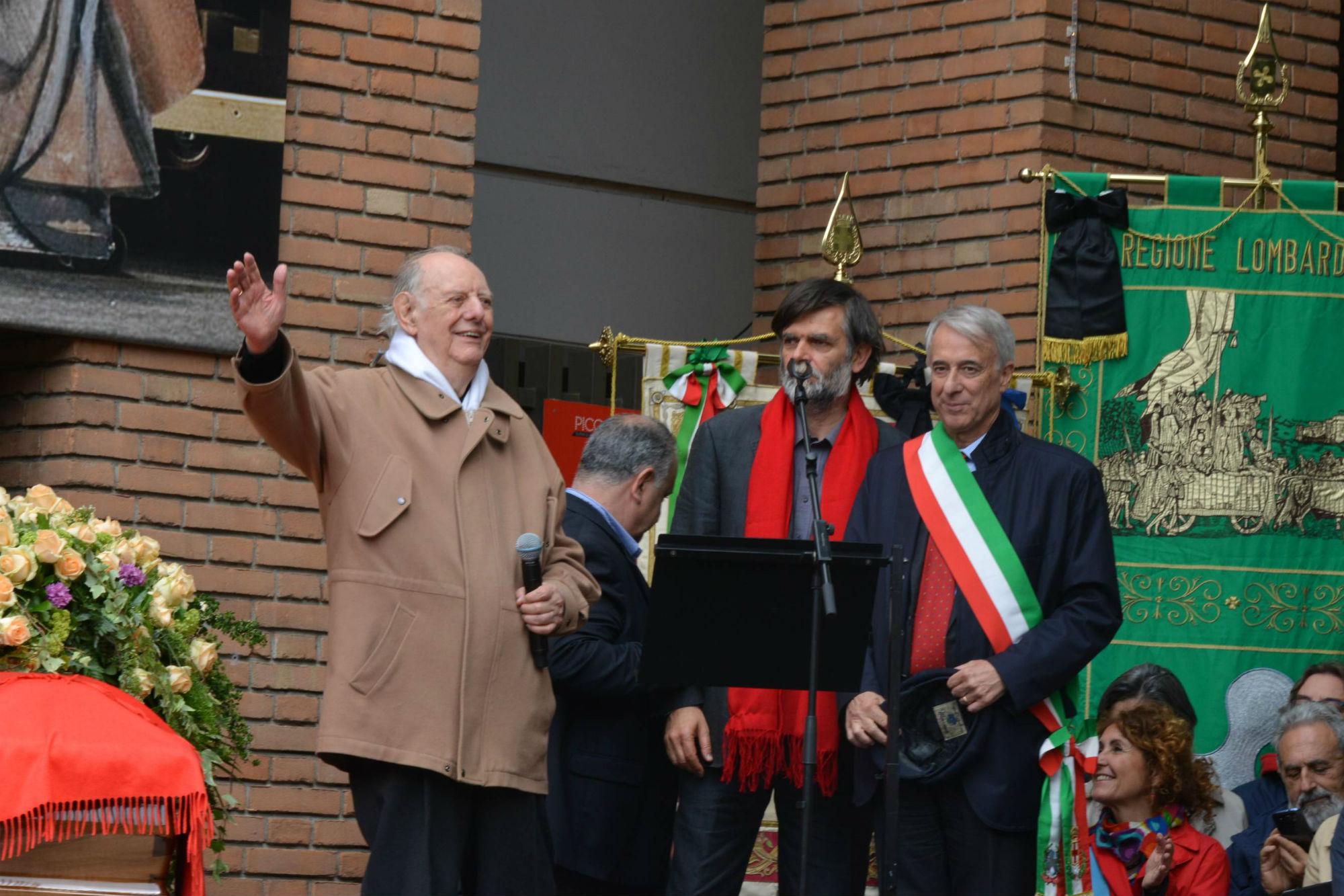 Ai funerali di Franca Rame, col figlio Jacopo e l'allora sindaco di Milano, Giuliano Pisapia (Fotogramma)