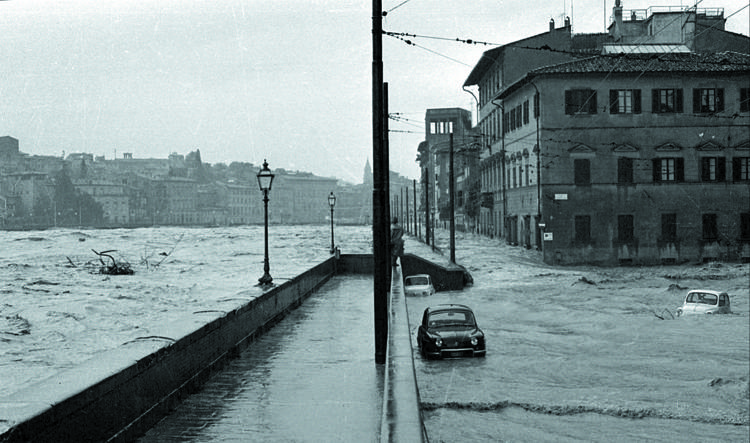 L'alluvione del 1966 a Firenze, Lungarno La Zecca (FOTOGRAMMA) - (FOTOGRAMMA)