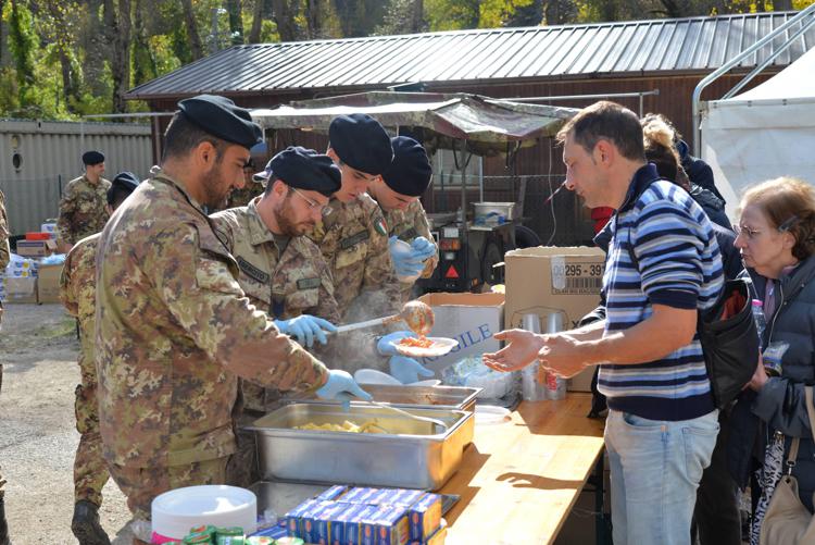 Dopo il terremoto che ha colpito il centro Italia, militari dell'Esercito si sono occupati del cibo per i residenti della località colpite (FOTOGRAMMA) - (FOTOGRAMMA)