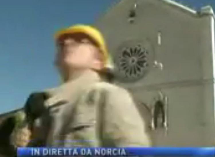 Norcia, Basilica perde pezzi durante diretta tv /Video